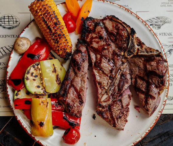 Šta je T-bone steak, kako se sprema, uz koje piće se jede i gdje ga kod nas možete pronaći