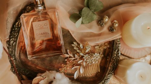 Baršunasti ljetnji mirisi: Puderasti parfemi definicija ženstvenosti